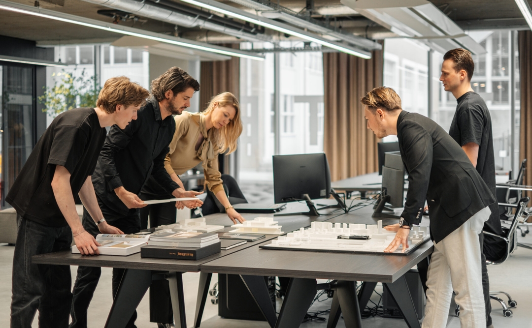 architecten bezig met het maken van een maquette en het ontwerpen van een villa